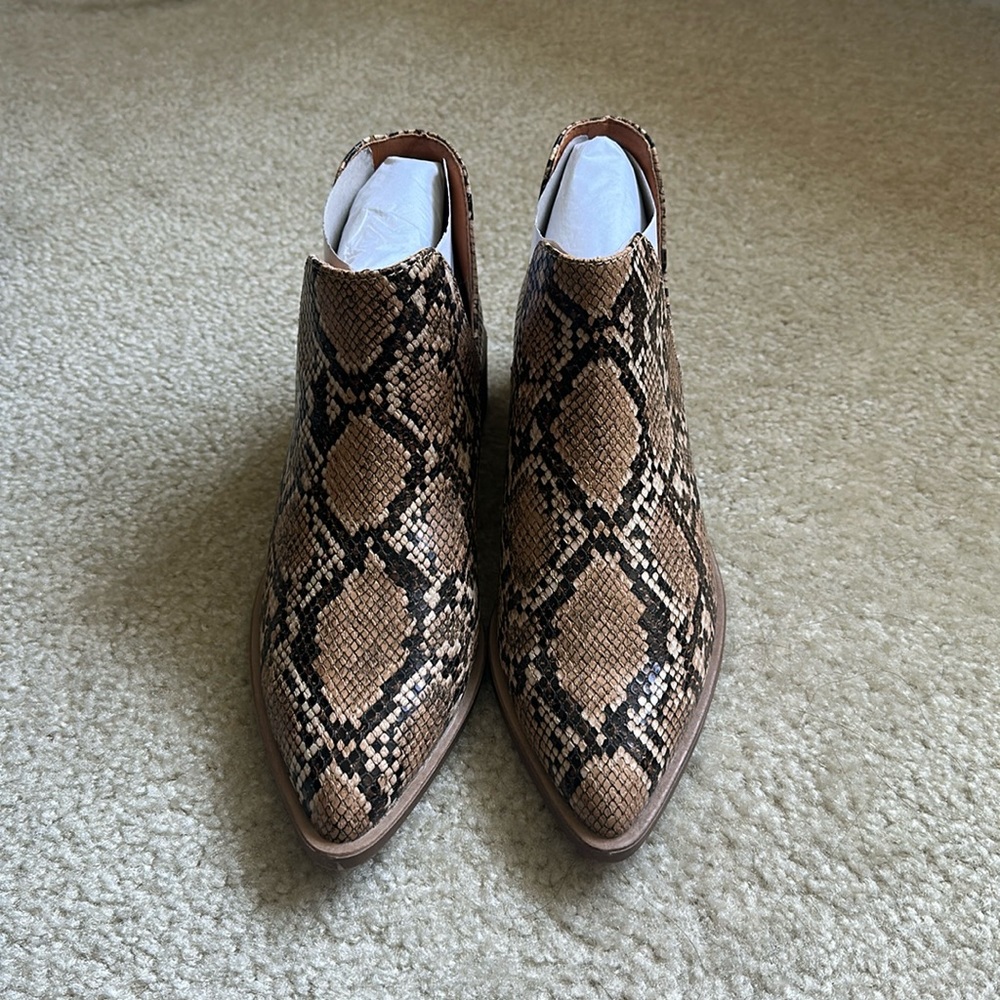 NIB Steve Madden Joella boots size 8 snake